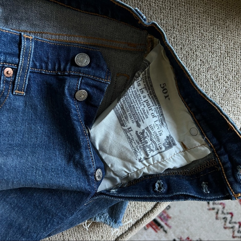 Levi’s 501  NWT mid Rise Womens Shorts - Picture 3 of 5